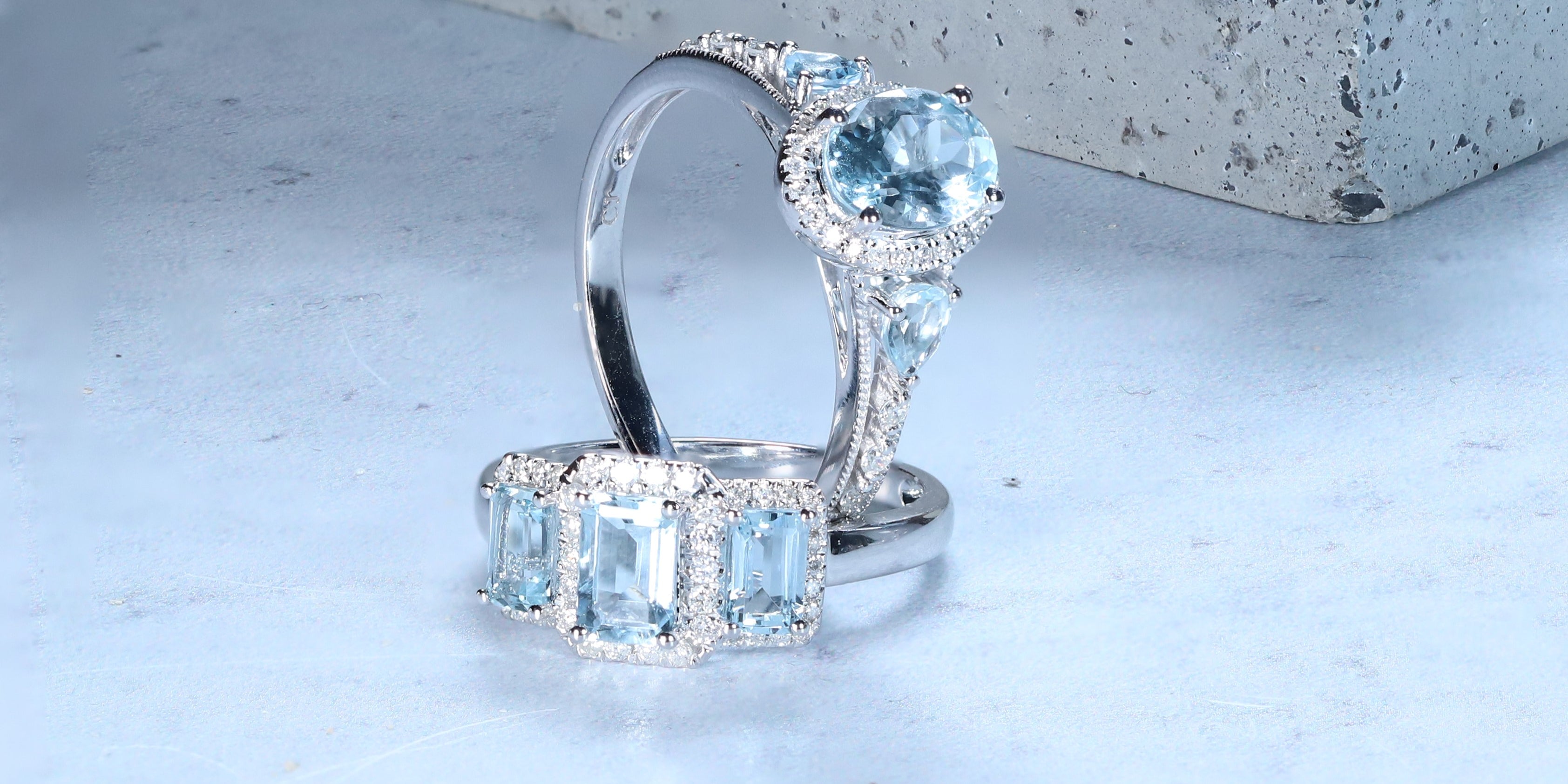 A white diamond pendant studded with three diamonds, small to big